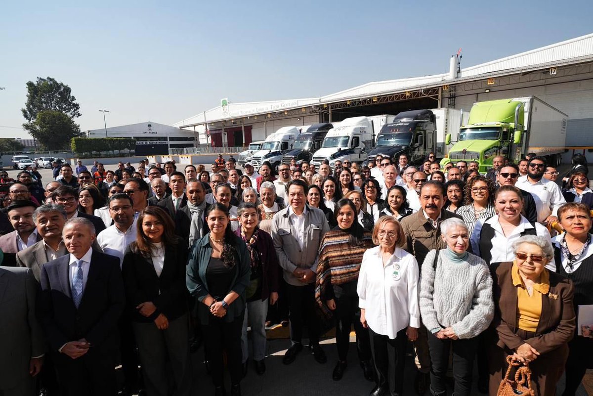 Pimentela_'s tweet photo. Los #LibrosDeTextoGratuitos empezaron su recorrido hacia las aulas del país con el banderazo de salida del Secretario @mario_delgado y la subse @NoemiJuarezSEB de la @SEP_mx. 📚🚛
En especial, sé que los de #Telesecundaria llegan a comunidades donde la escuela es oportunidad. https://t.co/z8KIGS7unB