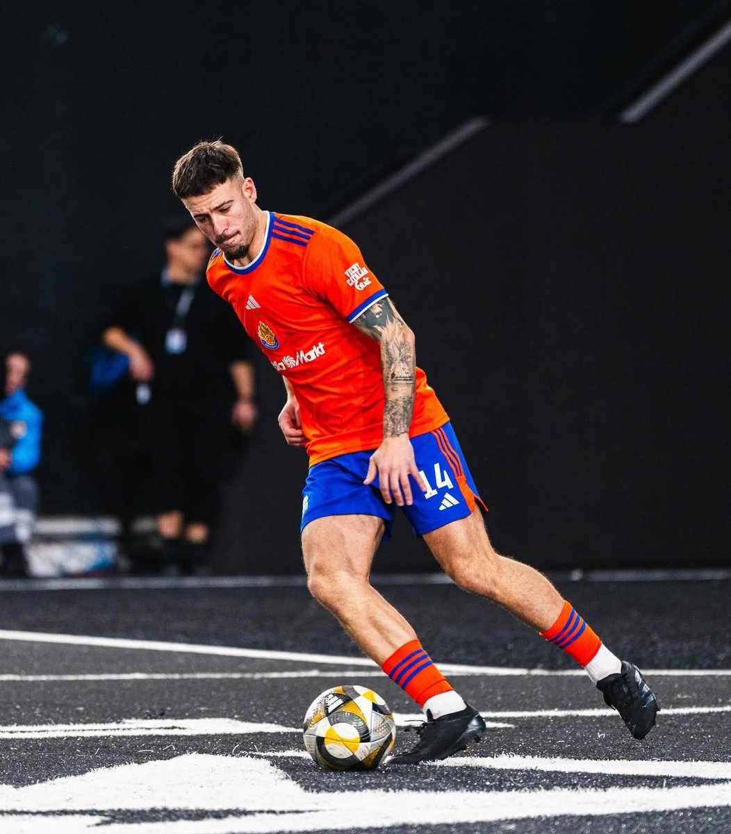 Este tío tiene q volver, te jugaba de DFC, MC o Banda.
Es superversátil y pa mi Leyenda de Saiyans FC y encima vino a algún partido de la Copa a vernos.

COKITA, VUELVE A CASA!!! 🧡💙