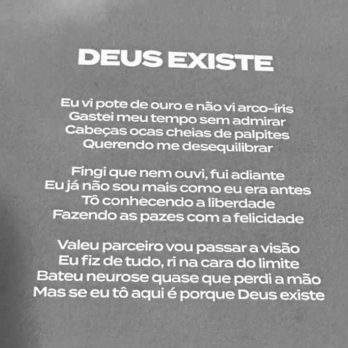A faixa “Deus Existe”, do álbum EQUILIBRIUM, de Anitta, revela o motivo do álbum ser em PORTUGUÊS e o porquê dela estar tocada novamente no mercado Brasileiro. 

Na letra, ela conta que chegou no ápice, viveu de tudo e voltou pra casa.