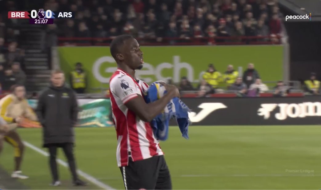 📸| Michael Kayode dries the ball with a towel before a long throw and the Morocco ball boys are somewhere licking their lips right now.