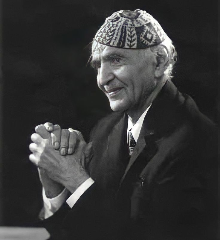 وَداعاً ما أردتُ لك الوَداعا
ولكنْ كانَ لي (أملٌ) فضاعا

وإنَّ يدًا طوتك طوتْ قلوبًا
مرفرفةً وأحلامًا وِساعا 💔

#الجواهري