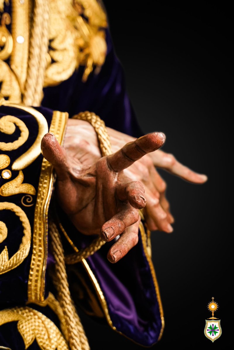 CAMBIO DE TÚNICA 

En la tarde de hoy, Nuestro Padre Jesús en Su Soberano Poder ha sido revestido con la Túnica morada bordada en hojas de acanto, realizada en el año 2021 por D. José Librero, y pasadores de cristal morado, en preparación para el tiempo litúrgico de la Cuaresma