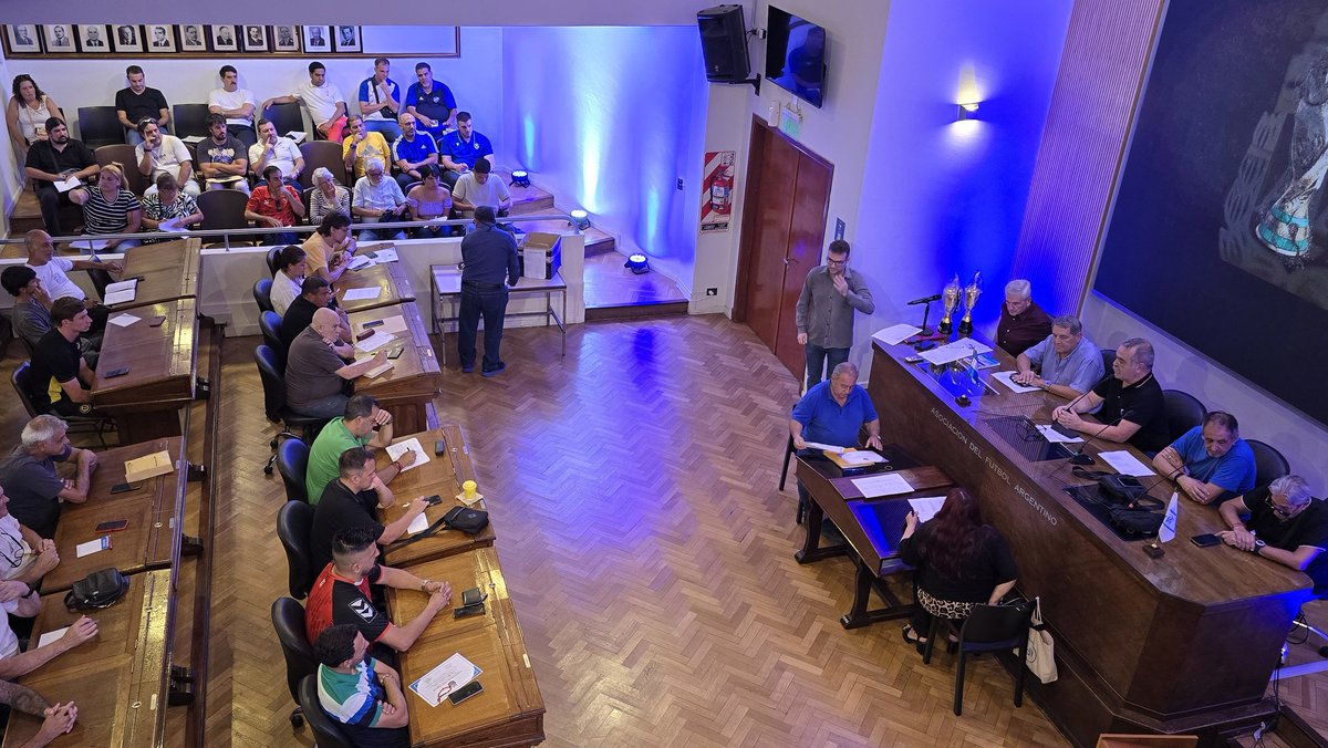 Formativo_AFA's tweet photo. El fútbol infantil de @afa ya diagrama el torneo 2026.
Ahora, reunión de delegados y representantes de las Instituciones en la sede de la calle Viamonte. https://t.co/NYNEtDZ0m9