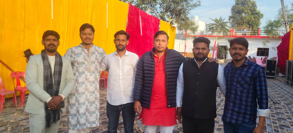 Sanskarjain270's tweet photo. 267 विधानसभा रामनगर में समाजवादी छात्र सभा, बाराबंकी के जिला उपाध्यक्ष मेरे प्रिय भाई प्रभात सिंह के बड़े भाई ओम सिंह जी के शुभ तिलकोत्सव समारोह में शामिल होकर उन्हें हार्दिक बधाई एवं मंगलकामनाएं प्रेषित कीं।
@singhprabhattt https://t.co/ULkRp6OyiF