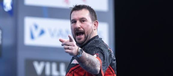 💣 CLAYTON RENVERSE BUNTING ! 

Mené 4-0, Clayton finit par s’imposer 6-4 et signe une remontada, avec de très grosses moyennes à partir de la 5e manche et un 6/7 aux doubles ! 

Gros coup dur pour Bunting, qui sort une nouvelle fois en 1/4 de finale.

#lequipeFLECHETTES
