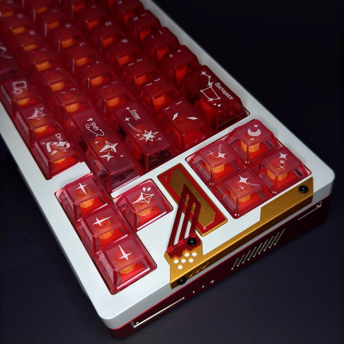 Chilkey x Keymoji

The Slice68 HE pairs very nicely with the Keymoji Gem Series - Cinnabar keycaps