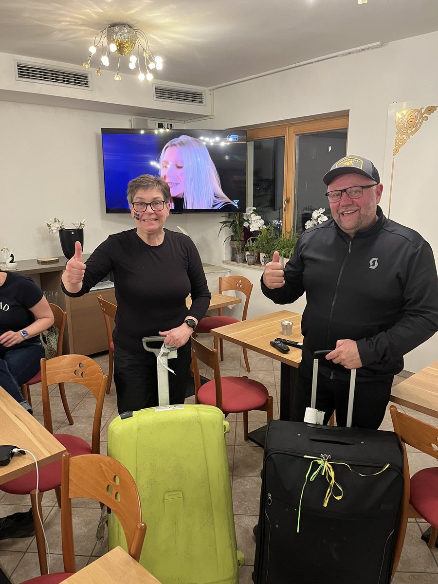 Lyckan är fullständig.
Väskorna har anlänt med taxi från München.
Dessutom blev det guld och silver idag.