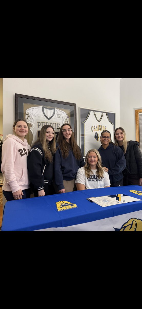 szany_emma26's tweet photo. Signed 🖊️🖊️!! So grateful to be able to share this moment with my family and friends. Thank you @CoachElston33 for the opportunity that you have given me. Can’t wait to get to the Mount 💛 https://t.co/MpCg4UV7CN