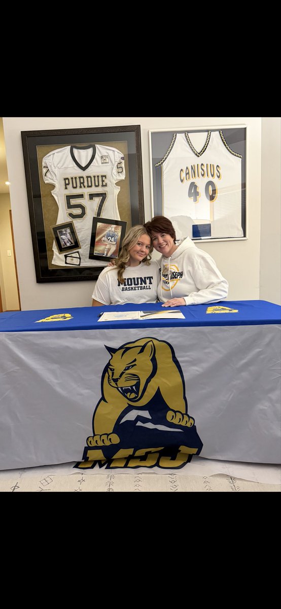 szany_emma26's tweet photo. Signed 🖊️🖊️!! So grateful to be able to share this moment with my family and friends. Thank you @CoachElston33 for the opportunity that you have given me. Can’t wait to get to the Mount 💛 https://t.co/MpCg4UV7CN
