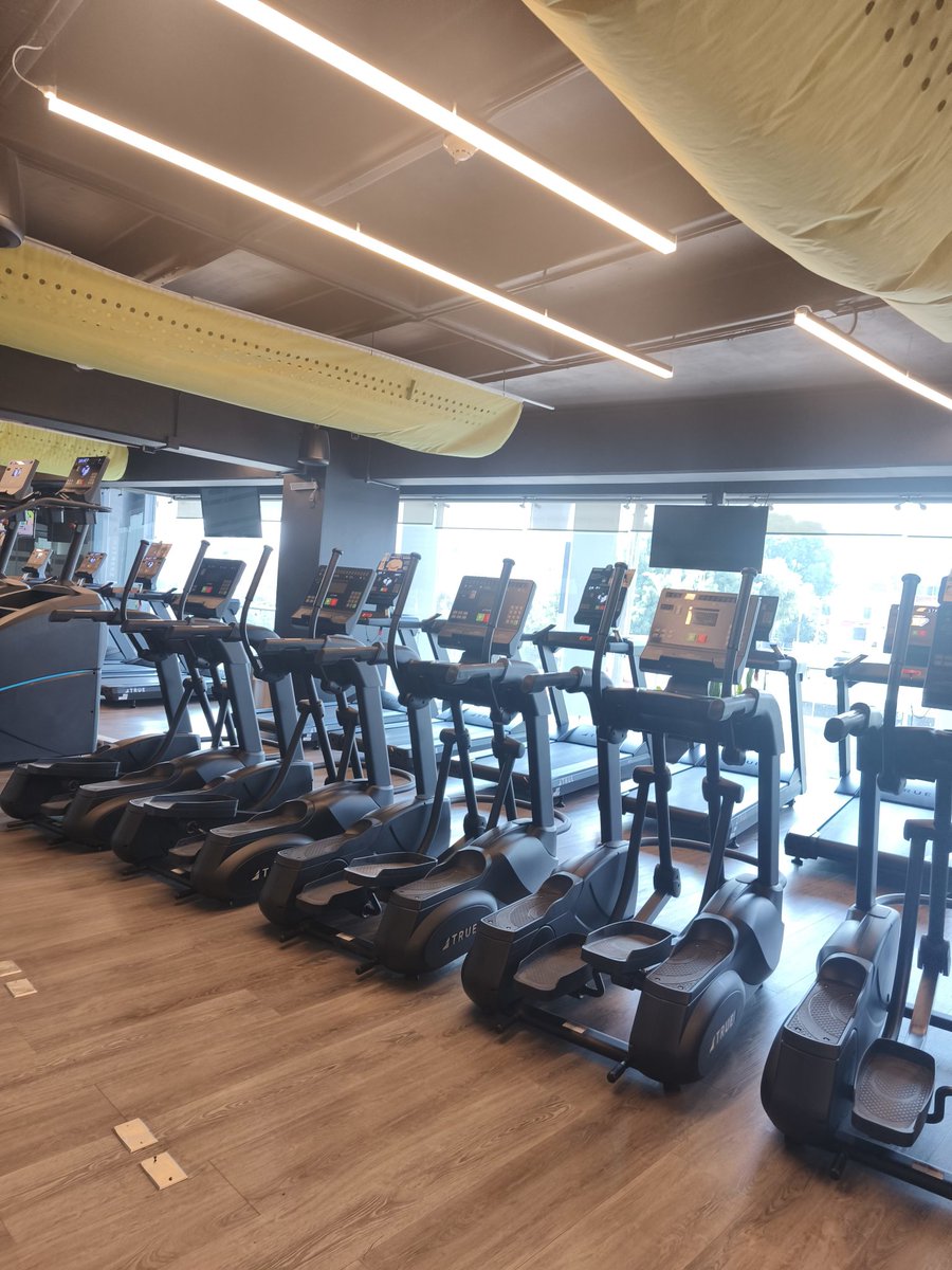 UFFF_MX's tweet photo. @SportsWorldMex completamente vacío. Este gym cada vez está peor. Una verdadera mierda. Nada funciona. Es carísimo pero no vale ni la mitad de lo que uno paga. Es una mega estafa. La estafa del siglo. Nada funciona. No se inscriban, se van a arrepentir. Bajo aviso no hay engaño https://t.co/mZgNodrwV0