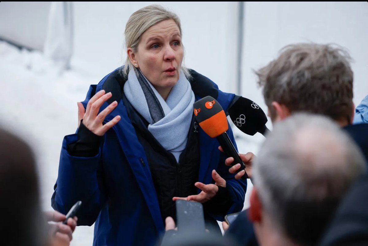 Zynischer Kurswechsel der IOC-Chefin:
Erst wurde der ukrainische Athlet Wladyslaw Heraskewytsch für den Helm, auf dem er an gefallene Athleten erinnerte, nach Regel 50, Verbot politischer Botschaften, disqualifiziert.
Dann wurde es auf Regel 40 geändert: Eine Werberegel
1/3