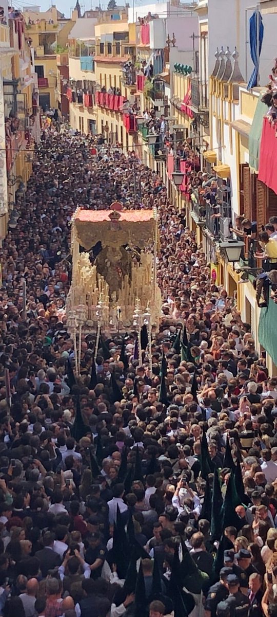 Los viernes santos en la Macarena nos dejan estampas como esta