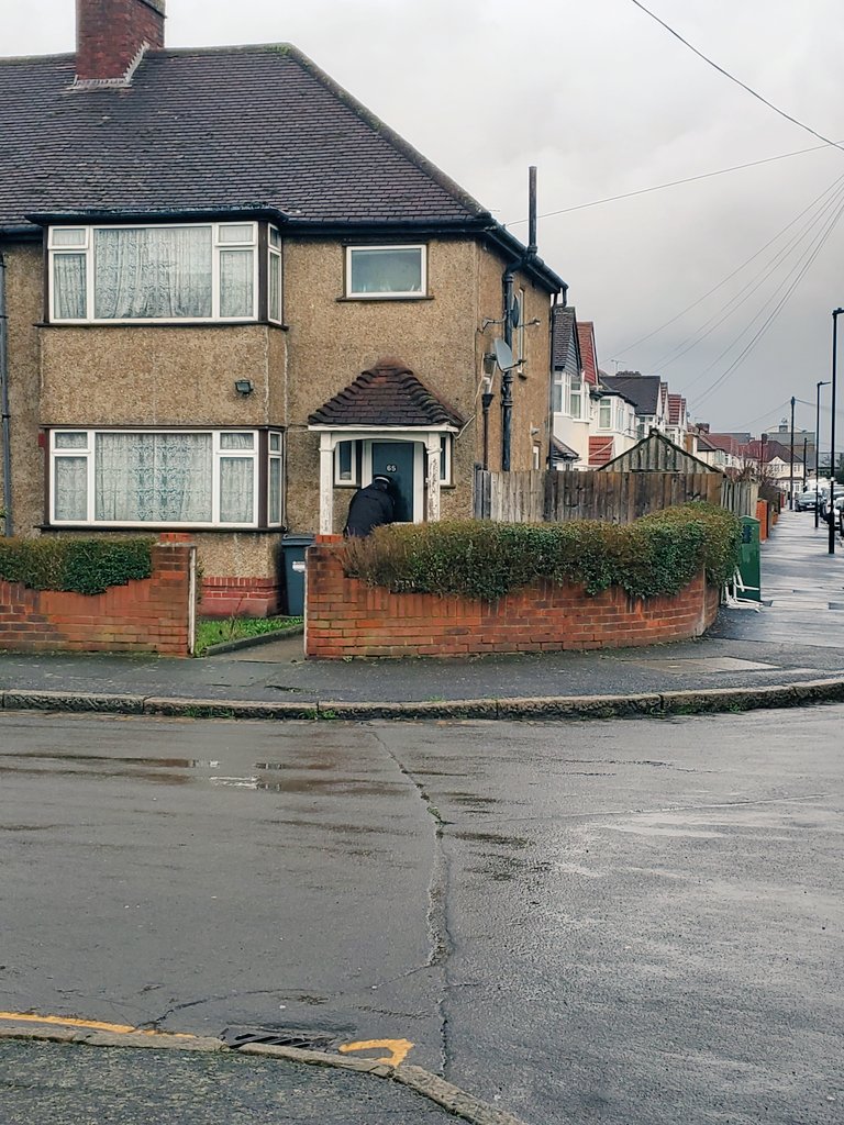 MPSHounslowHth's tweet image. Hounslow Heath SNT assisted by @MPSHestonWest SNT  were  on MUNSTER  &amp;amp; CONNAUGHT AVENUE Hounslow today   leaflet-droping some 300 Leaflets encouraging residents to sign up to MET ENGAGE. 
#teamworkmakesthedreamwork 
#BeSafe 
#localpoliceunit