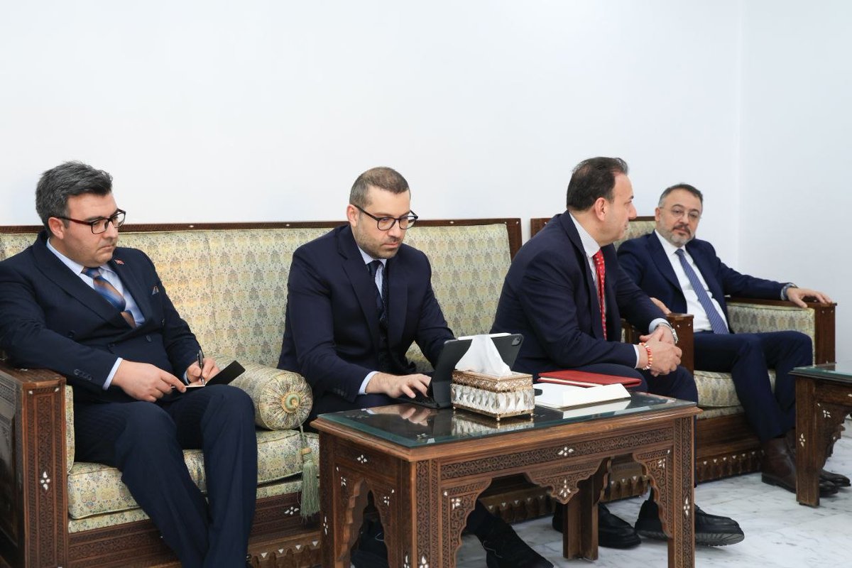 التقى وزير الإعلام د. حمزة المصطفى وفداً من دائرة الاتصال في رئاسة الجمهورية التركية برئاسة البروفيسور فرهات بيرينتشي نائب رئيس الدائرة، وبحضور سعادة السفير التركي في دمشق السيد نوح يلماز.