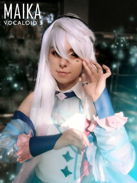 Es mi favorita, que las ilustradoras oficiales de la vocaloids españolas hayan hecho cosplays de ellas...