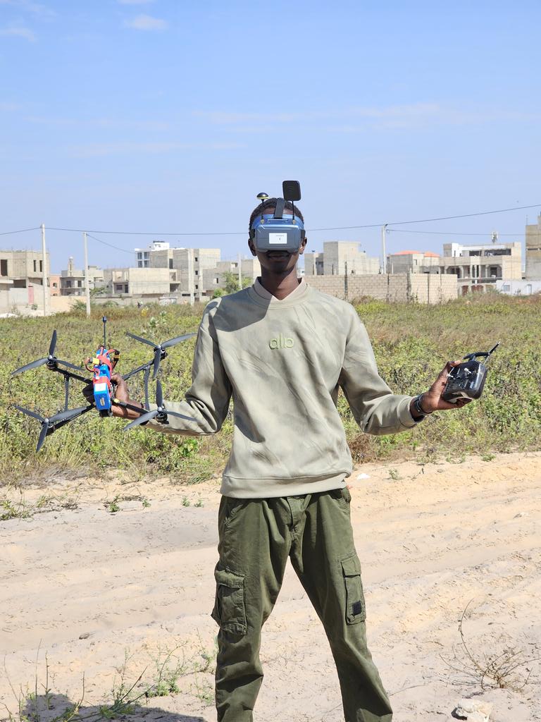 Mouhamadou23294's tweet photo. Test concluant de nos drones FPV  🇸🇳
Le Sénégal peut devenir le premier pays de la sous-région capable de produire ces drones en grande quantité.
Objectif : renforcer nos forces de défense et accélérer la modernisation stratégique nationale.
#Souveraineté https://t.co/fXBhhTJVML