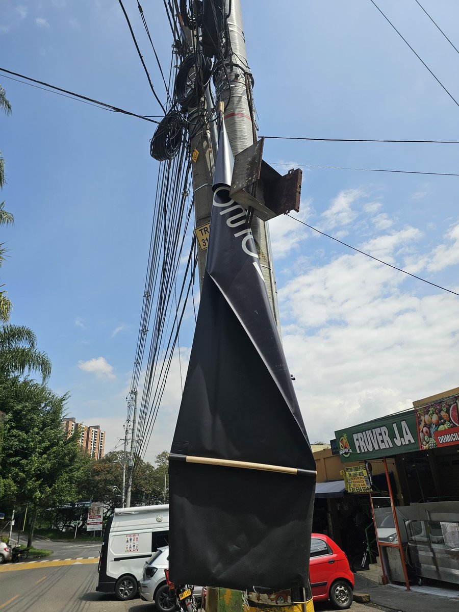 Hoy empleados de ciertaaa empresa de internet (👁️👁️) arrancaron nuestros avisos. 

Pueden quitar todos los que quieran, nosotros nos vamos a concentrar en dar un buen servicio y resolver problemas en vez de hacernos los sordos.