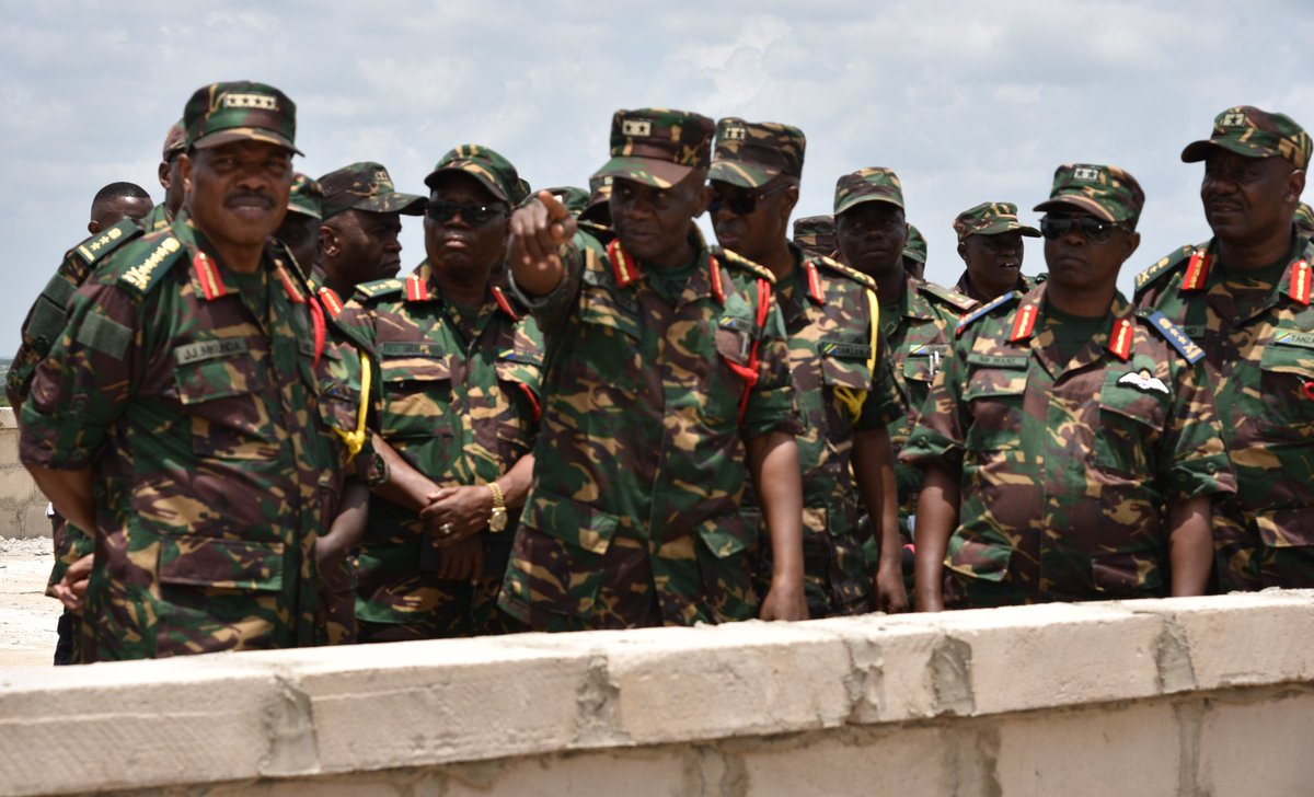 JKTonlinetz's tweet photo. Jenerali Mkunda aweka jiwe la Msingi Ujenzi wa Kamandi ya Jeshi la Akiba

Mkuu wa Majeshi ya Ulinzi Jenerali Jacob John Mkunda leo Februari 12, 2026 ameweka jiwe la msingi la Ujenzi wa Jengo la Utawala katika Kamandi ya Jeshi la Akiba iliyopo   Manyoni Mkoani Singida. 

Akizungumza na Maafisa na Askari wa Kamandi hiyo, Jenerali Mkunda    amemshukuru Rais wa Jamhuri ya Muungano wa Tanzania na Amiri Jeshi Mkuu Mhe. Dkt Samia Suluhu Hassan, kwa kuendelea kuliwezesha JWTZ kwa kutoa rasilimali fedha pamoja na vifaa ili kuhakikisha kuwa Jeshi  linatekeleza majukumu yake ya kiulinzi na usalama nchini. 

Aidha amewataka wanakamandi ya Jeshi la Akiba  kuhakikisha Ujenzi huo unaisha kwa wakati pamoja na kutunza miundombinu ya Jengo hilo pindi litakapoanza kutumika. 

Pia Mkuu wa Majeshi ya Ulinzi Jenerali Mkunda amewashukuru wanakamandi  hiyo kwa jitihada kubwa walizofanya kuhakikisha Ujenzi huo unaanza kwa wakati hadi kufikia hatua iliyopo na kuwasihi kuendelea kuimarisha umoja na mshikamano na jamii inayowazunguka huku akisisitiza kutunza afya zao  kwani wao ndiyo nguvukazi ya Taifa.