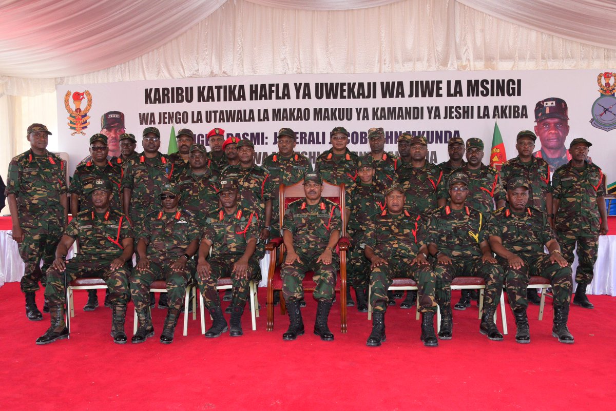 JKTonlinetz's tweet photo. Jenerali Mkunda aweka jiwe la Msingi Ujenzi wa Kamandi ya Jeshi la Akiba

Mkuu wa Majeshi ya Ulinzi Jenerali Jacob John Mkunda leo Februari 12, 2026 ameweka jiwe la msingi la Ujenzi wa Jengo la Utawala katika Kamandi ya Jeshi la Akiba iliyopo   Manyoni Mkoani Singida. 

Akizungumza na Maafisa na Askari wa Kamandi hiyo, Jenerali Mkunda    amemshukuru Rais wa Jamhuri ya Muungano wa Tanzania na Amiri Jeshi Mkuu Mhe. Dkt Samia Suluhu Hassan, kwa kuendelea kuliwezesha JWTZ kwa kutoa rasilimali fedha pamoja na vifaa ili kuhakikisha kuwa Jeshi  linatekeleza majukumu yake ya kiulinzi na usalama nchini. 

Aidha amewataka wanakamandi ya Jeshi la Akiba  kuhakikisha Ujenzi huo unaisha kwa wakati pamoja na kutunza miundombinu ya Jengo hilo pindi litakapoanza kutumika. 

Pia Mkuu wa Majeshi ya Ulinzi Jenerali Mkunda amewashukuru wanakamandi  hiyo kwa jitihada kubwa walizofanya kuhakikisha Ujenzi huo unaanza kwa wakati hadi kufikia hatua iliyopo na kuwasihi kuendelea kuimarisha umoja na mshikamano na jamii inayowazunguka huku akisisitiza kutunza afya zao  kwani wao ndiyo nguvukazi ya Taifa.