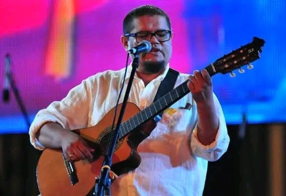 A un año de su partida física, Eduardo Sosa no se fue: se quedó en cada joven trovador que ocupa una peña, en cada verso martiano que musicalizó y en el alma de un pueblo que aún canta con él. 

 #PalmaSoriano
 #CubaEsCultura