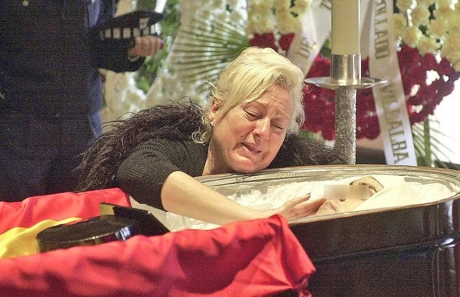 Antonio Molina Marín, un joven héroe de la Guardia Civil,se enfrenta valientemente a la muerte para detener un infierno navideño que amenazaba con desatar el caos en Madrid.Con solo 27 años,se interpuso audazmente en el camino de dos terroristas decidido,en horror. Recordémosl