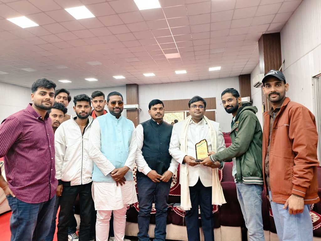 Shahzada_Azad1's tweet photo. @MGCUBihar के अंतरराष्ट्रीय सेमिनार में पूर्व Y20 चेयरपर्सन और वैश्विक युवा नायक @AnmolSovit जी का पैनलिस्ट के रूप में गौरवपूर्ण आगमन।

@AYOindia1 की ओर से उन्हें सम्मानित करना हमारे लिए गर्व और प्रेरणा का क्षण रहा।

"युवा नेतृत्व • राष्ट्र निर्माण • अनंत ऊर्जा! 🙏✨" https://t.co/V793WSanTf