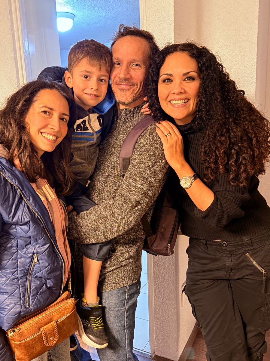 Hay cosas que no se compran con “más dinero"... Se construyen con tranquilidad: estar presente, mirar a los ojos, abrazar.

Y esa paz no llega por suerte, llega cuando aprendes a manejar tu dinero con respeto y con dirección.

Empieza comentando “CLASE” y regístrate mi Clase HOY