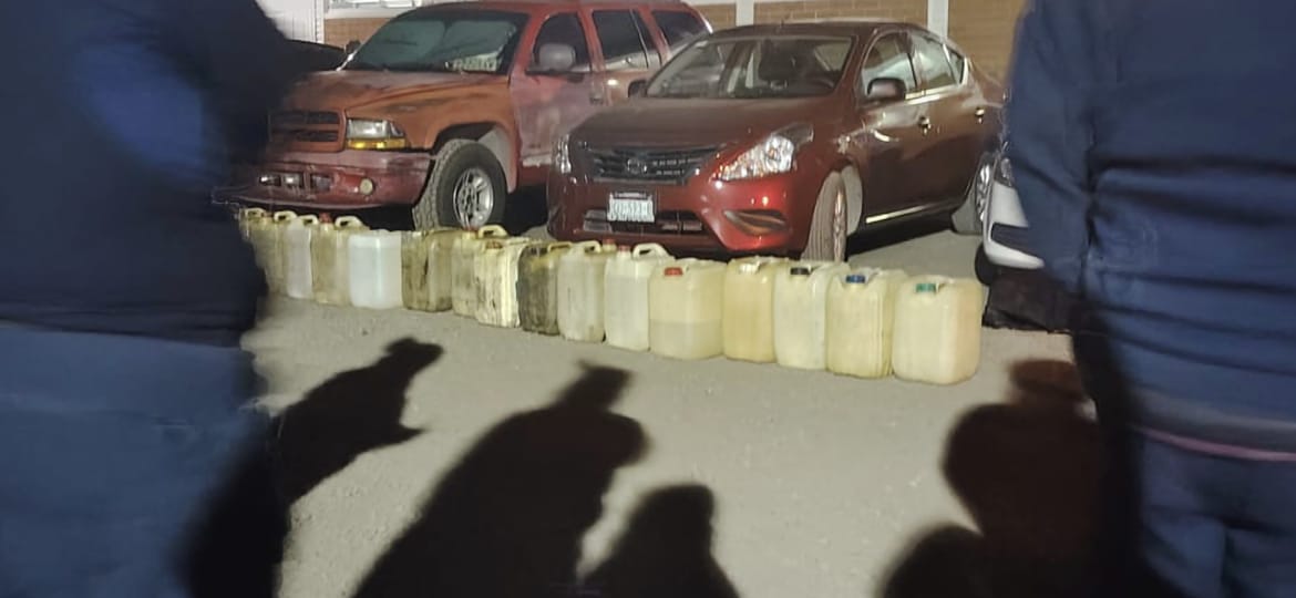 Moreliactiva's tweet photo. ⚠️🚨 Investigan la presunta ordeña de gasolina y diésel ⛽ de camionetas y patrullas oficiales 🚔🚔 al interior de la base del Agrupamiento de Restablecimiento del Orden Público (#AROP) de la Guardia Civil de #Michoacán, ubicada en la colonia Sentimientos de la Nación, en la capital michoacana.
https://t.co/IrUNR4GckD