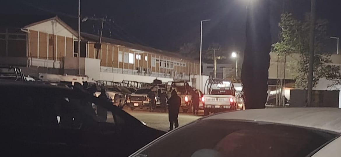 Moreliactiva's tweet photo. ⚠️🚨 Investigan la presunta ordeña de gasolina y diésel ⛽ de camionetas y patrullas oficiales 🚔🚔 al interior de la base del Agrupamiento de Restablecimiento del Orden Público (#AROP) de la Guardia Civil de #Michoacán, ubicada en la colonia Sentimientos de la Nación, en la capital michoacana.
https://t.co/IrUNR4GckD