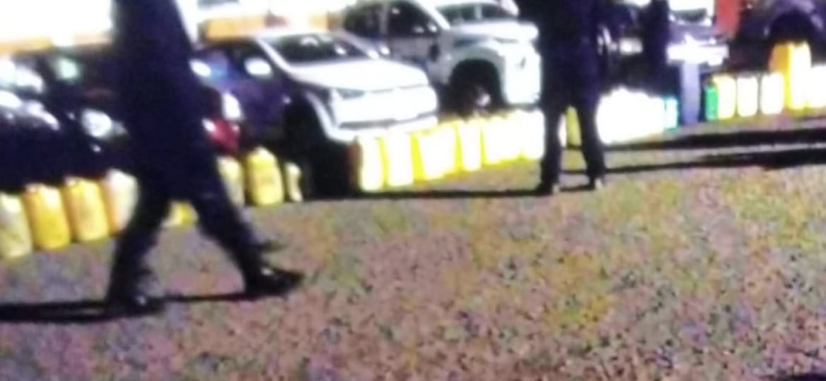 Moreliactiva's tweet photo. ⚠️🚨 Investigan la presunta ordeña de gasolina y diésel ⛽ de camionetas y patrullas oficiales 🚔🚔 al interior de la base del Agrupamiento de Restablecimiento del Orden Público (#AROP) de la Guardia Civil de #Michoacán, ubicada en la colonia Sentimientos de la Nación, en la capital michoacana.
https://t.co/IrUNR4GckD