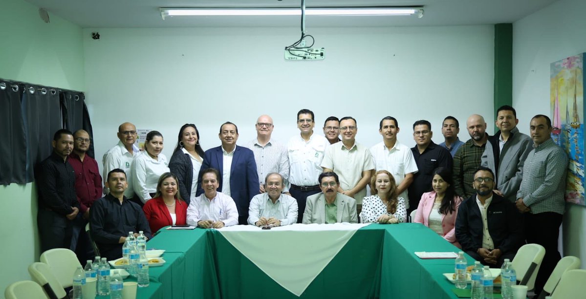 Durante su gira por la zona norte, el director de COBAES, <a href="/SanInzunza/">Santiago Inzunza Cazares</a>, se reunió con directoras y directores de la Zona 01. Destacó que el 96% del alumnado concluye sus estudios, frente al 11% de abandono en otras instituciones. Compromiso con la permanencia y formación integral.