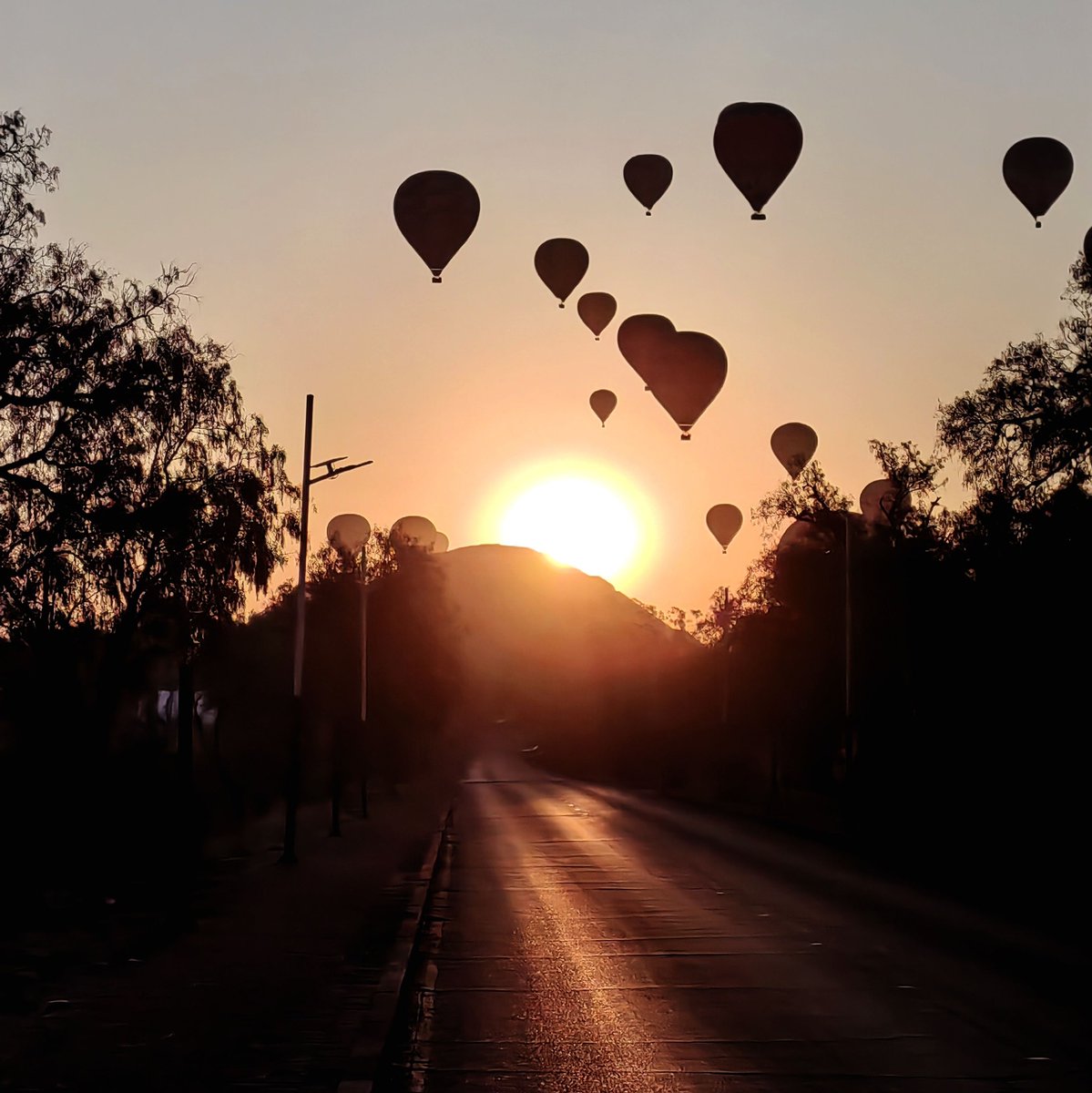 Así se vivió el amanecer de hoy acá en Teotihuacán, bienvenido el nuevo Año Teotihuacano <a href="/INAHmx/">INAH</a>  <a href="/imcine/">IMCINE</a> <a href="/CinetecaEdomex/">Cineteca Mexiquense</a> <a href="/jchavarria_cine/">Jesús Chavarria</a> <a href="/FCHTepotzotlan/">Festival de Cine Histórico de Tepotzotlán</a> <a href="/mario_echeverri/">Mario Alberto Echeverría García</a> <a href="/__TuEliges/">Tu Eliges</a> <a href="/hablemos_decine/">Hablemos de Cine</a>
