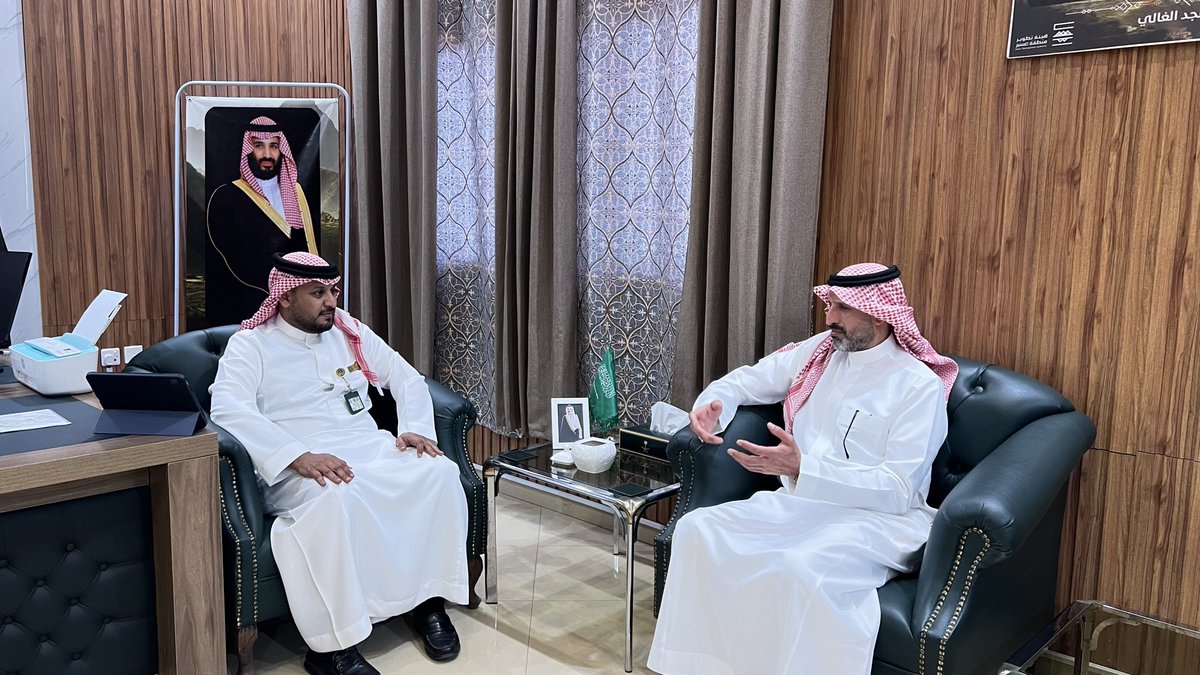 استقبل سعادة رئيس مركز #بحر_ابو_سكينه أ.سلطان بن عبدالرحمن الحذيفي في مكتبه سعادة مدير عام فرع هيئة الهلال الأحمر بمنطقة عسير أ.محمد بن عبدالله الشهري وفريق عمله خلال زيارته التفقدية لمبنى الهلال الاحمر بالمركز وقدم درعاً تذكاريا بهذه المناسبه.