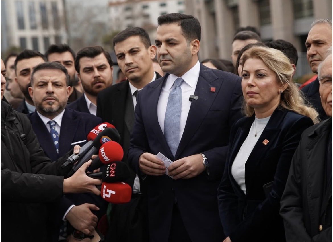 Dimdik ayaktayız, Gençlik Kolu Genel Başkanımız Cem Aydın’ın yanında; mücadelemizin arkasındayız.