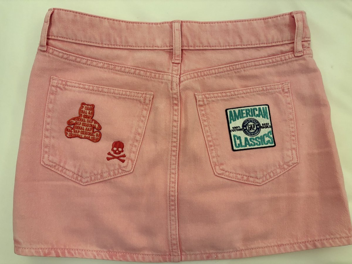 昨日GAPで購入😻 このワッペンと刺繍は後付け。 そもそも右に変な刺繍