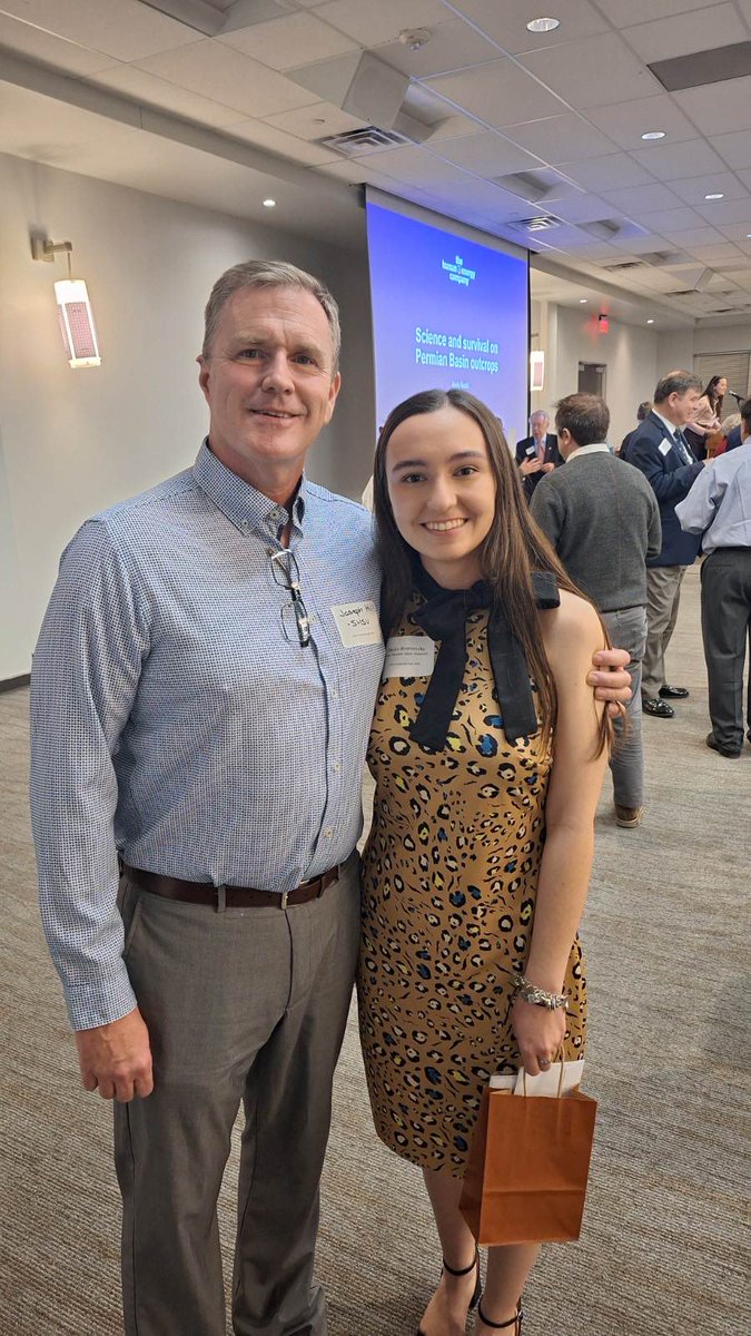 SHSUgeo's tweet photo. 🌟 Congratulations to Geology major with minors in  Biology &amp; Environmental Science, Skylin Bromonsky, on receiving the ⚒️ Houston Geological Society scholarship!  Skylin is an honors student, lab TA, and research assistant. So well deserved 🌟 https://t.co/wr3IFycECt