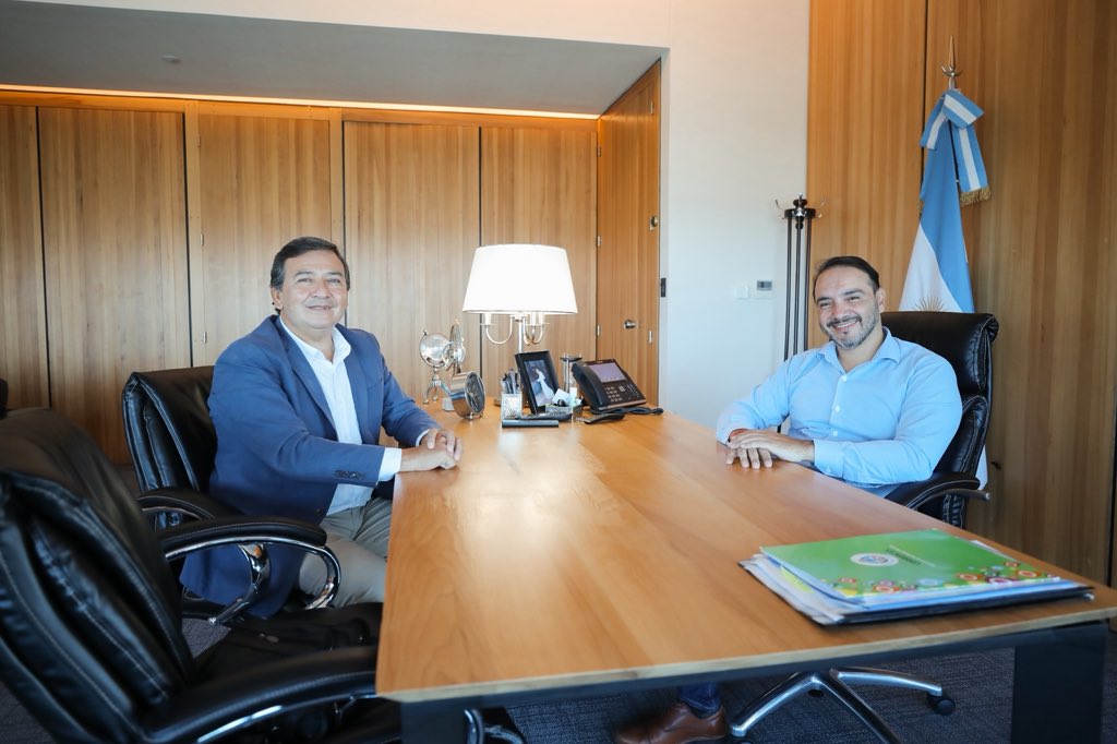 Además, me reuní con el Diputado Provincial, <a href="/EguiBenitez/">Egui Benitez</a> , para coordinar iniciativas legislativas y fortalecer una agenda común que impulse el crecimiento y genere más oportunidades para los correntinos.