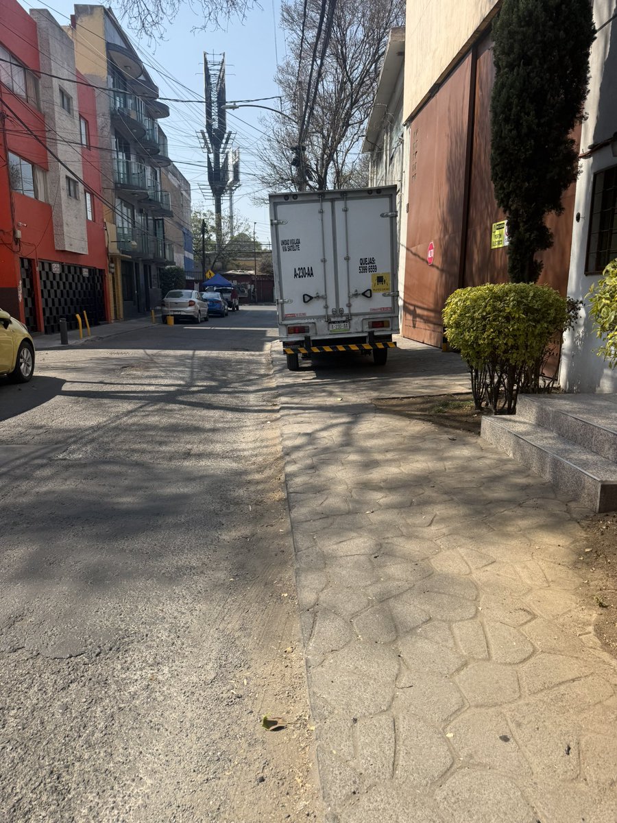 melehl's tweet photo. @UCS_GCDMX 

Invadiendo el paso peatonal 
Calle Industria, en Azcapotzalco 
Muy seguido lo hacen, ya lo reporte con una patrulla ayer y al parecer no hicieron nada
Gracias https://t.co/SRmkOIieCH
