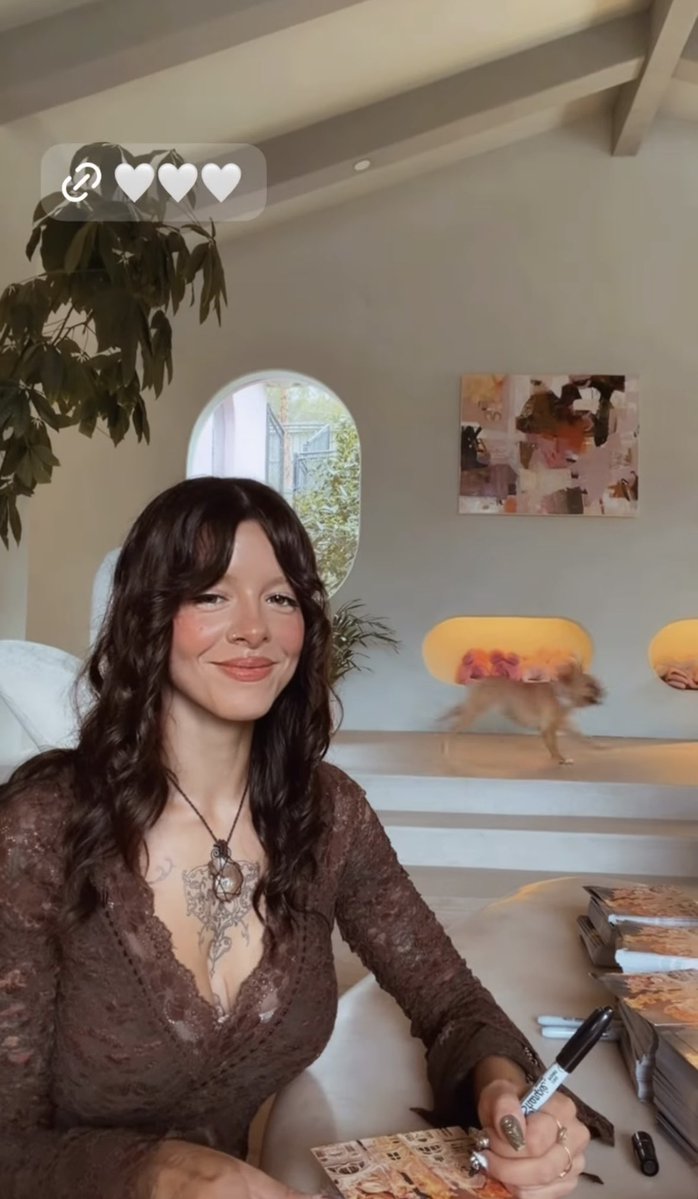 melspurgatory's tweet image. Melanie Martinez stuns while signing art cards for “HADES.”