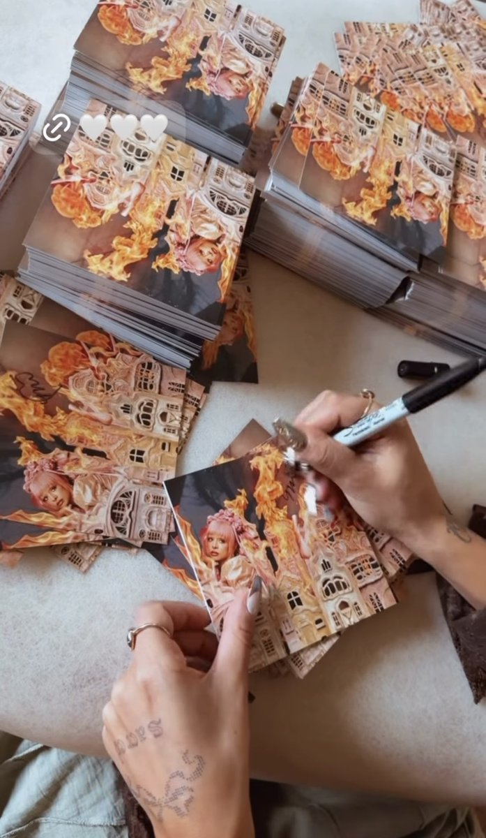 melspurgatory's tweet image. Melanie Martinez stuns while signing art cards for “HADES.”