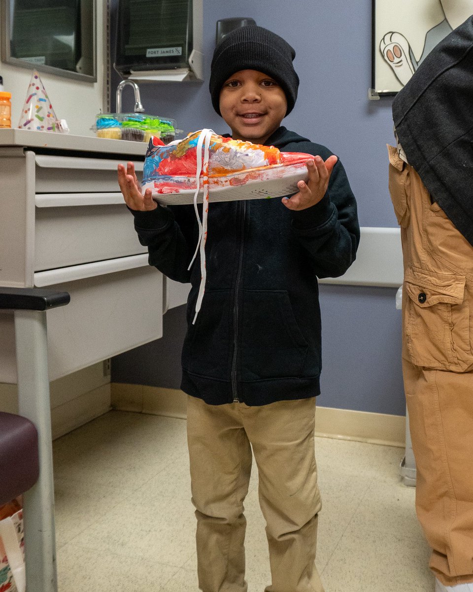 Our <a href="/UICancerCenter/">University of Illinois Cancer Center</a> pediatric patients went in for treatment with a surprise and left as DESIGNERS! 🎨

The patients had the chance to paint the shoes that <a href="/UIC_MBB/">UIC Men's Basketball 🔥🏀</a> coaches will wear during the Flames' Feb. 15 game against Illinois State. 

 #ChicagosCollegeTeam