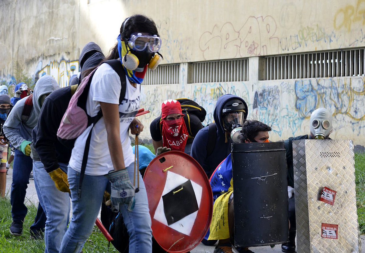 DanielEChangC's tweet image. La bandera de guerra muerte es de Venezuela, no del chavismo. 

No abandonemos los símbolos.