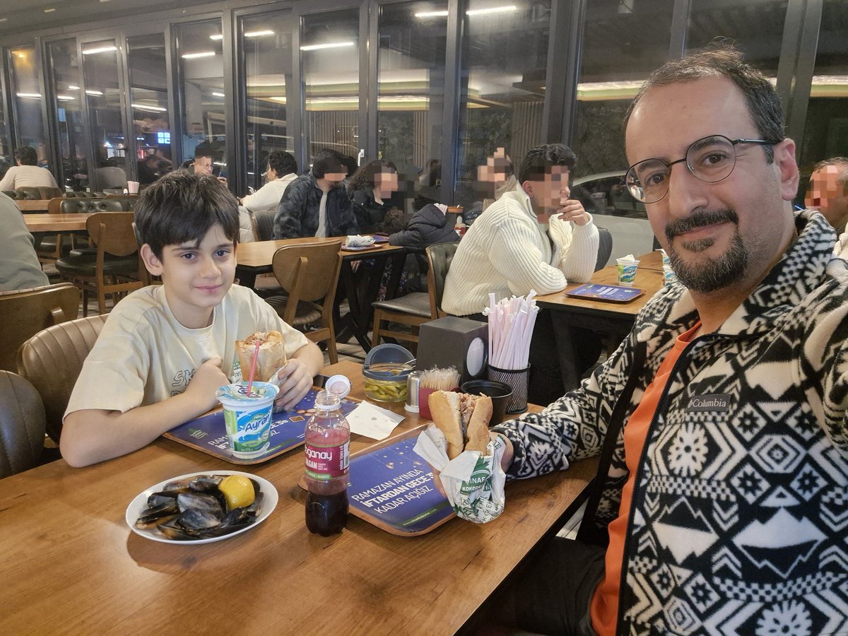 Ek gıdaya geçtiğimizde, marketteki yoğurt katkılı olur  diye kendimiz mayalayıp yedirdiğimiz oğlumla boklu kokoreç ve midye yemeye geldik. Ebeveynlik değişik bir müessese...