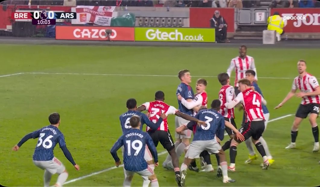 📸| Gabriel with a hand full of Michael Kayode’s shirt. No foul given.