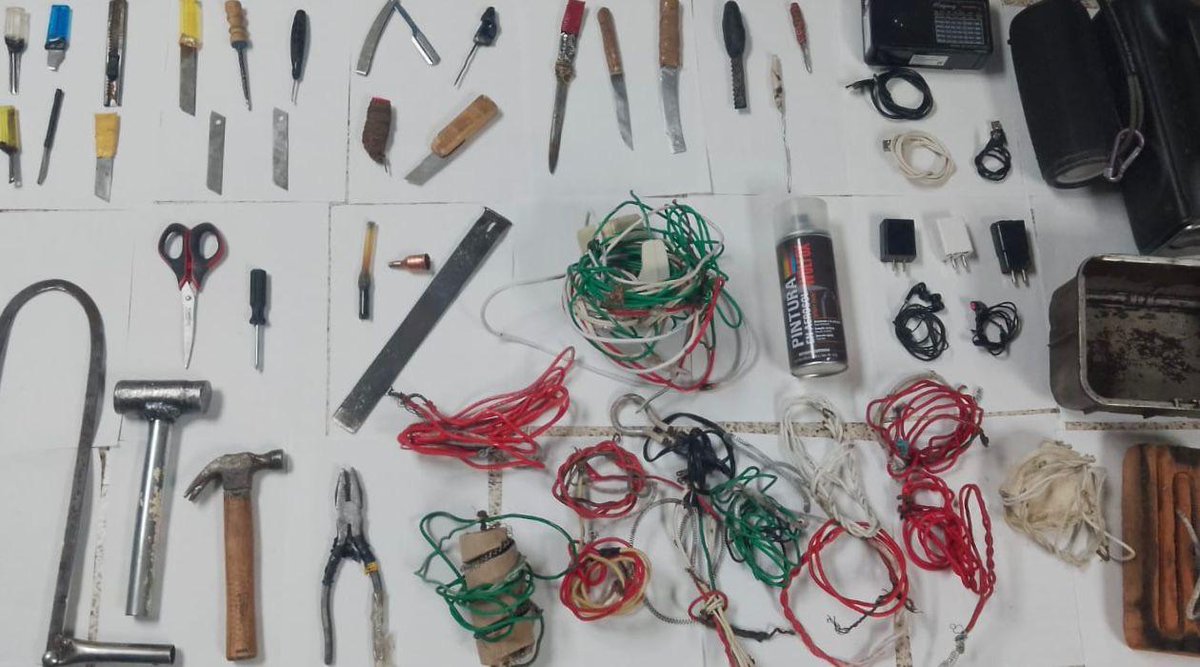 #ReporteNEGRO 🚨 La <a href="/SSPGobPue/">Secretaría de Seguridad Pública</a>, con apoyo de la Defensa y Guardia Nacional, realizó operativos en los penales de Puebla y Huauchinango. Los elementos aseguraron 60 objetos punzocortantes, ocho equipos telefónicos, ocho envoltorios con posible marihuana, accesorios para teléfonos