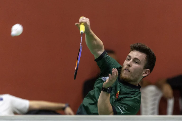 BraParalimpico's tweet photo. Vitor Tavares avança para a semifinal no Mundial de badminton 🏸

O medalhista de bronze nos Jogos Paralímpicos de Paris 2024 será o único brasileiro a disputar uma semifinal de duplas na competição que acontece em Manama, no Bahrein. 🇧🇭

Saiba mais: https://t.co/nx6P5HCTwr

@CBBdOficial @Caixa @CAIXAEsportes @loteriascaixa