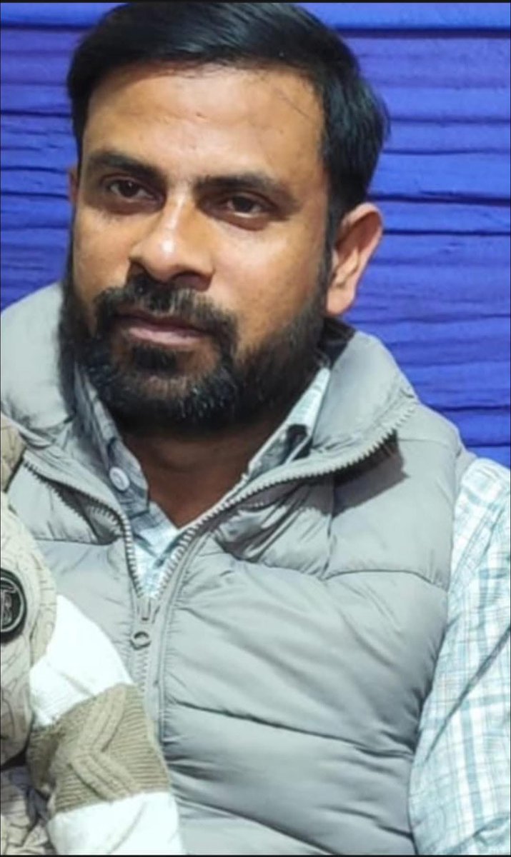 MahmoodJMI's tweet photo. ये सरफ़राज़ भाई हैं। दोपहर करीबन २ बजे ग़ाज़ीपुर से ओखला के लिए निकले थे। जिनकी स्कूटी और बैग महारानी बाग के पास रोड के साइड में खड़ी मिली है पर सरफराज भाई का अभी तक कोई पता नहीं चल पा रहा है। फ़ोन भी स्विच ऑफ है। बराए मेहरबानी ढूँढने में मदद करें। मामला सनलाइट कॉलोनी थाने में है https://t.co/3ZhkFvQBtQ