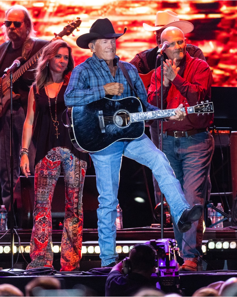 GeorgeStrait's tweet photo. "Some peddle steel whining like a whistle of an old freight train,
To get that foot stompin' honkey tonkin' feeling going through my veins..." 🎶 #Twang

📸 Alex Slitz https://t.co/vQctm9RyQf