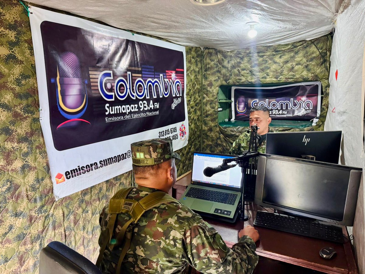 Ejercito_Div5's tweet photo. Desde los micrófonos de @emisoraejercito en San Juan del Sumapaz, el comandante del Batallón de Alta Montaña N.º 1 teniente coronel Antonio Arredondo, envía un mensaje a la localidad 20 de Bogotá y a los municipios de Cundinamarca, en el marco del Día Internacional contra el Reclutamiento Forzado de Niños, Niñas y Adolescentes.

Un llamado a proteger a nuestros niños y jóvenes, prevenir este delito y denunciar ante @ICBFColombia cualquier caso que ponga en riesgo su bienestar.

📞 Línea 107
📱 310 886 2428
📱 322 857 1381

#QueNoReclutenTusSueños
#NuestroCompromisoEs🇨🇴