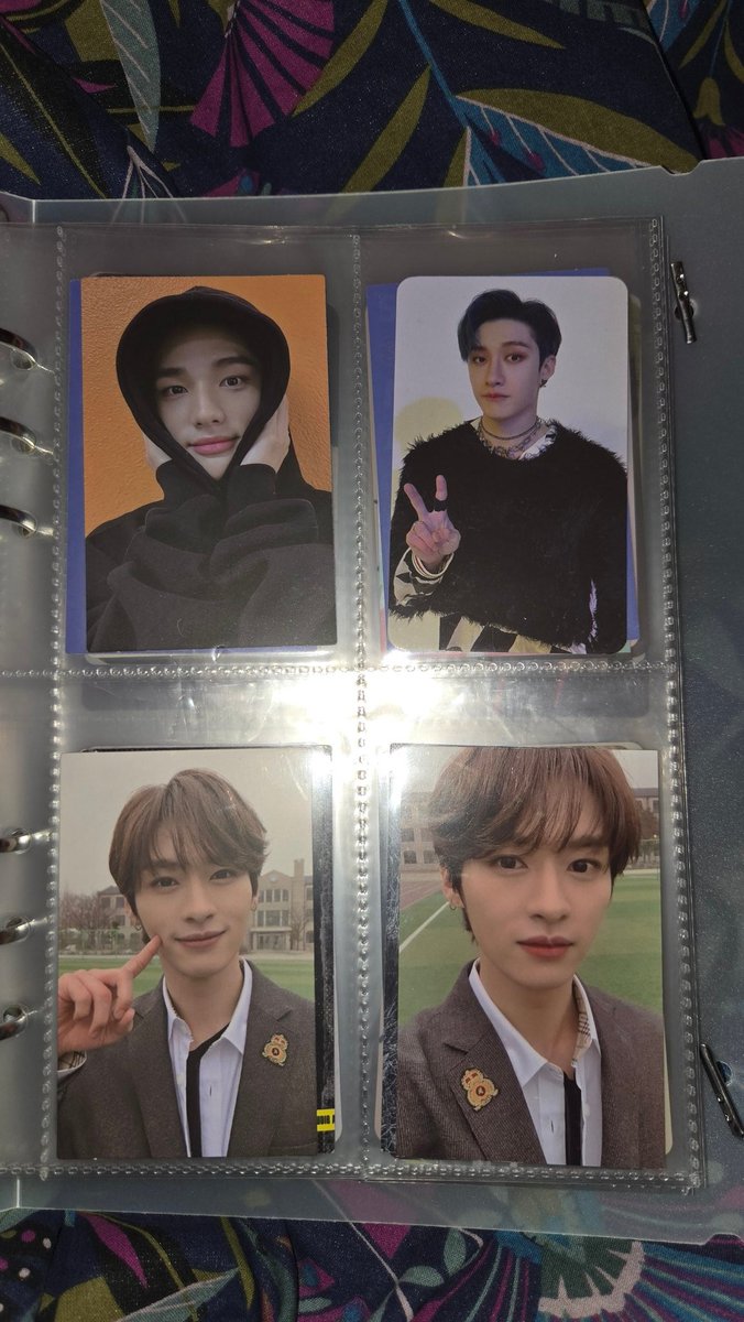 hanhaohui's tweet photo. I haven't posted in ages but looking to sell some photocards cuz im so broke rn and have some stray kids and need to organise my seventeen ones but would anyone be interested if I uploaded to vinted? 

#skz #photocards #skzwts https://t.co/EVA1InIyRT